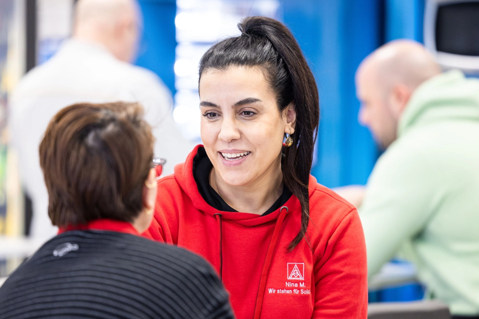 Zwei Frauen unterhalten sich im Betrieb