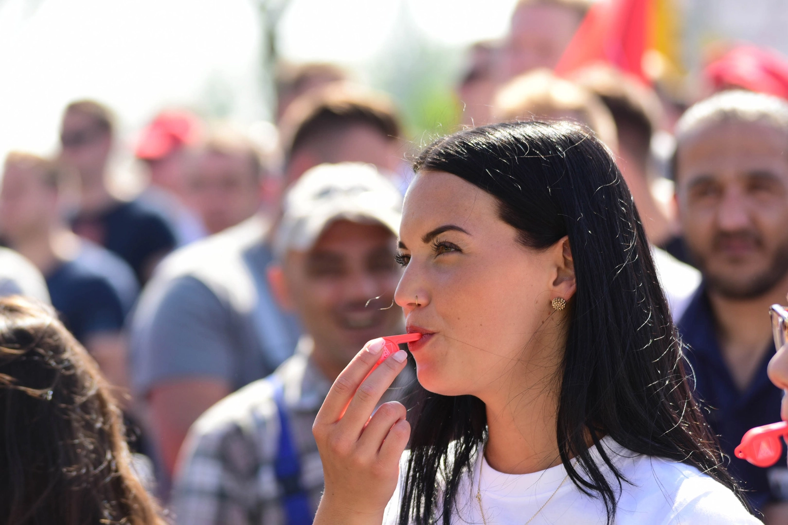 Eine junge Frau mit Trillerpfeife.