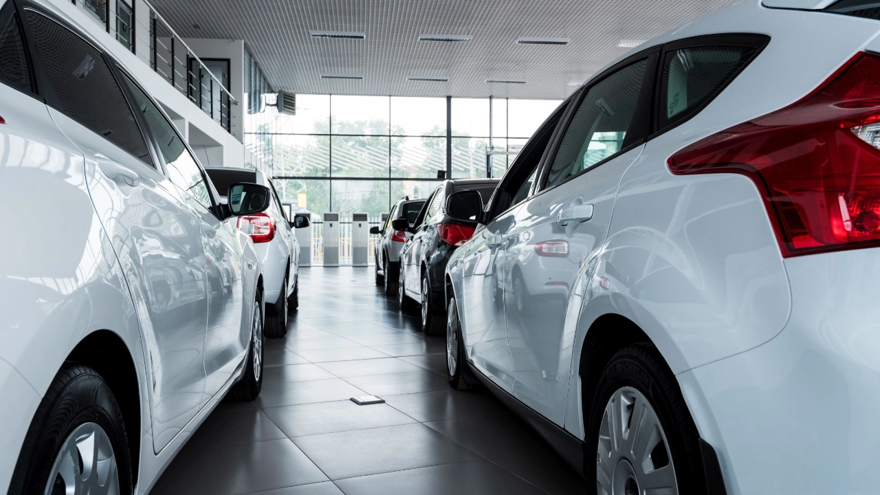 Autos stehen in einem Autohaus zum Verkauf bereit