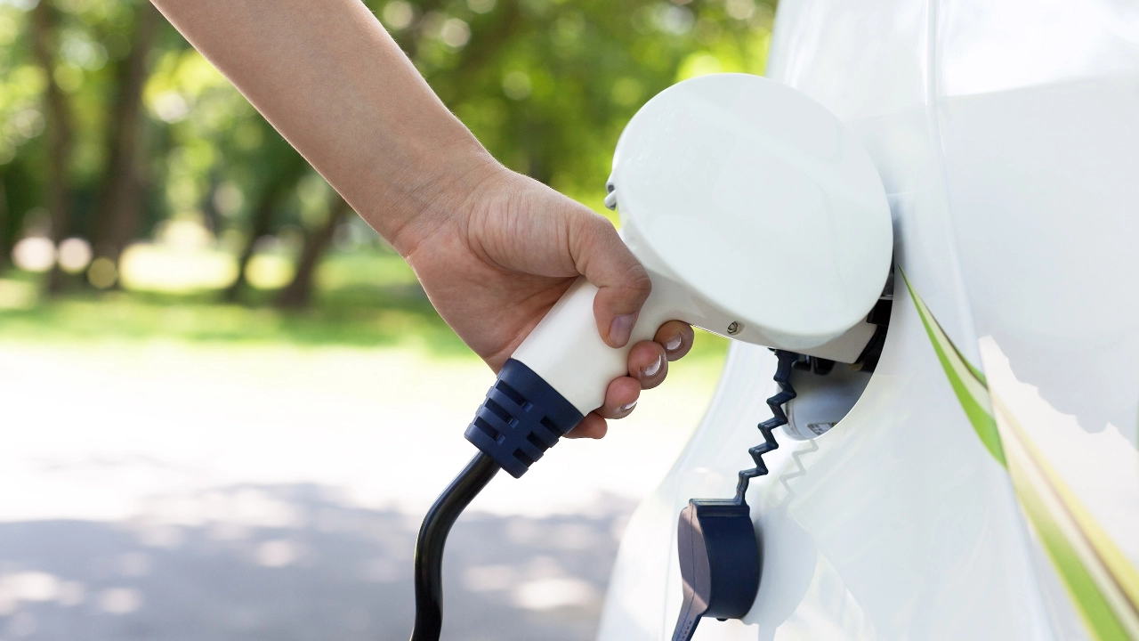 Ladestecker eines Elektroautos wird angeschloßen