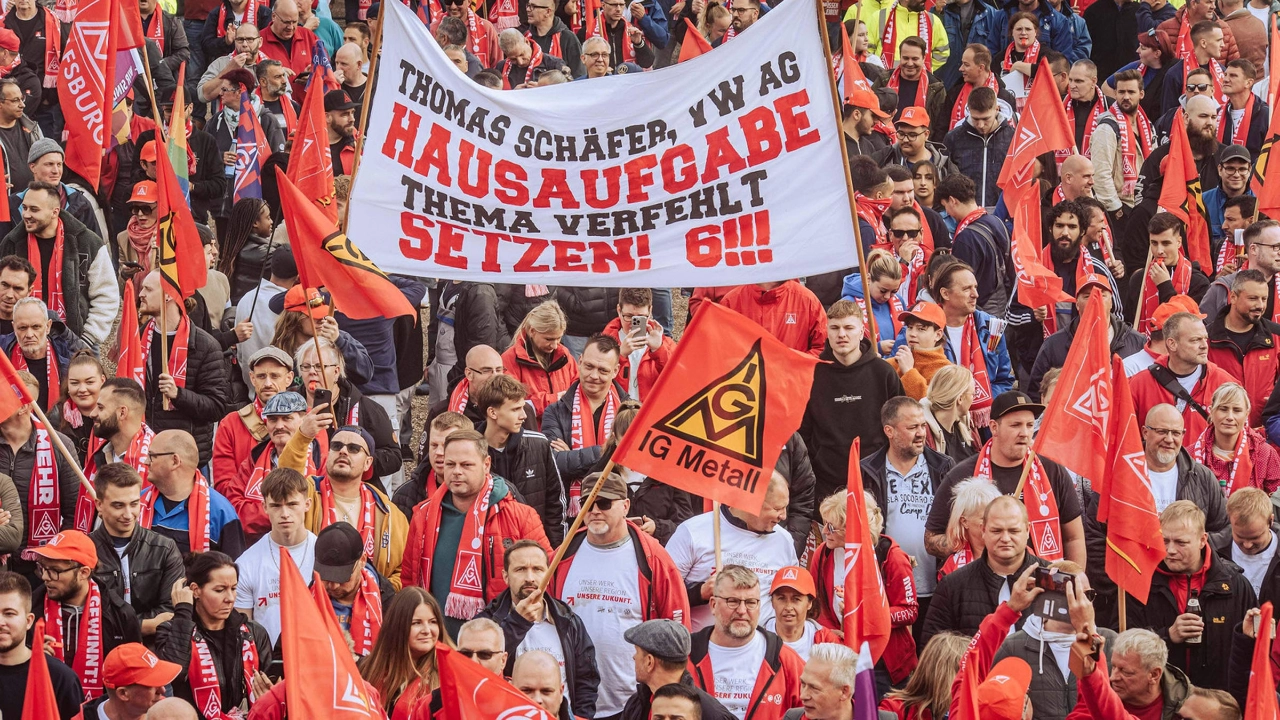 Beschäftigte von VW demonstrieren vor den Tarifverhandlungen