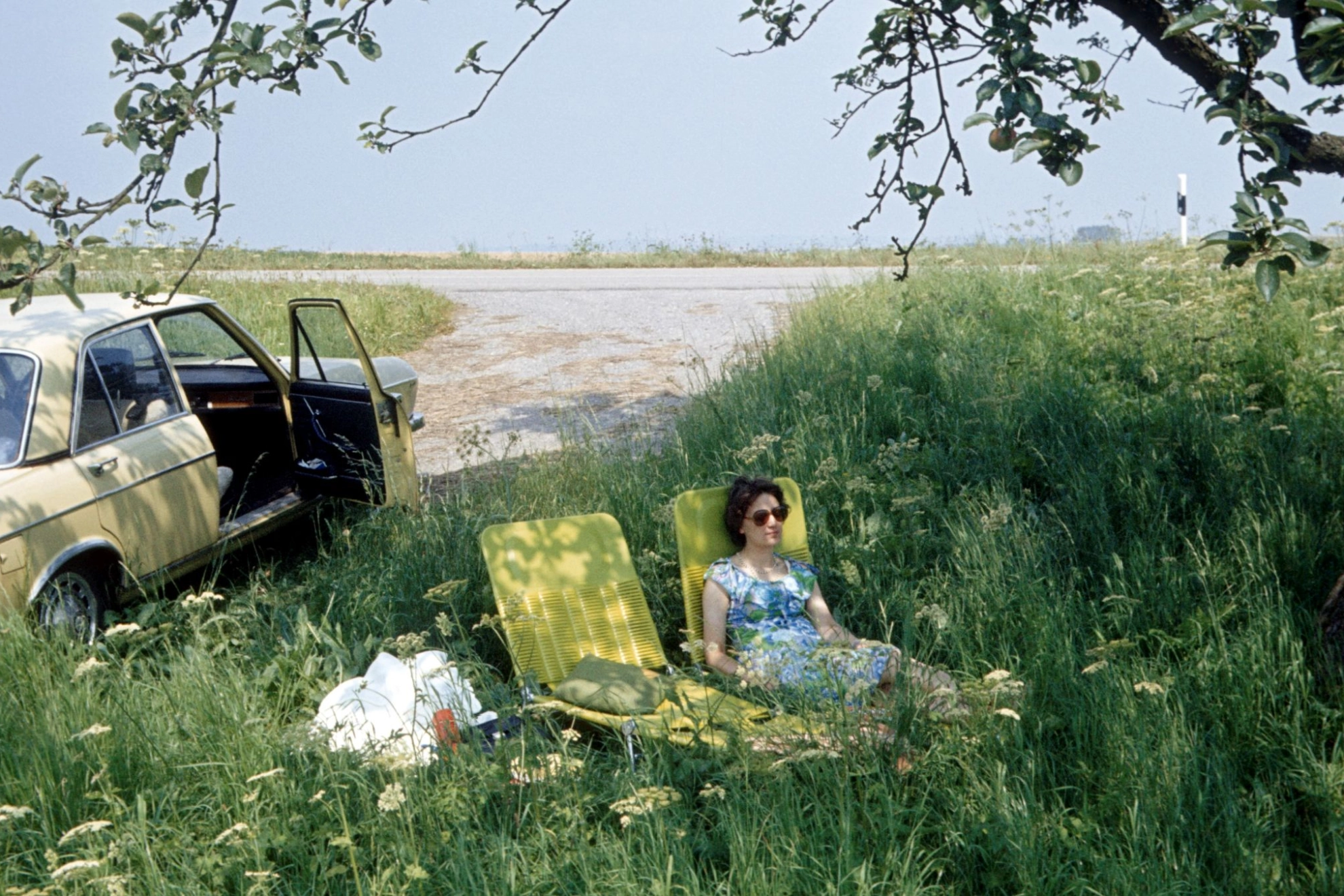 Frau im Liegestuhl am Straßenrand