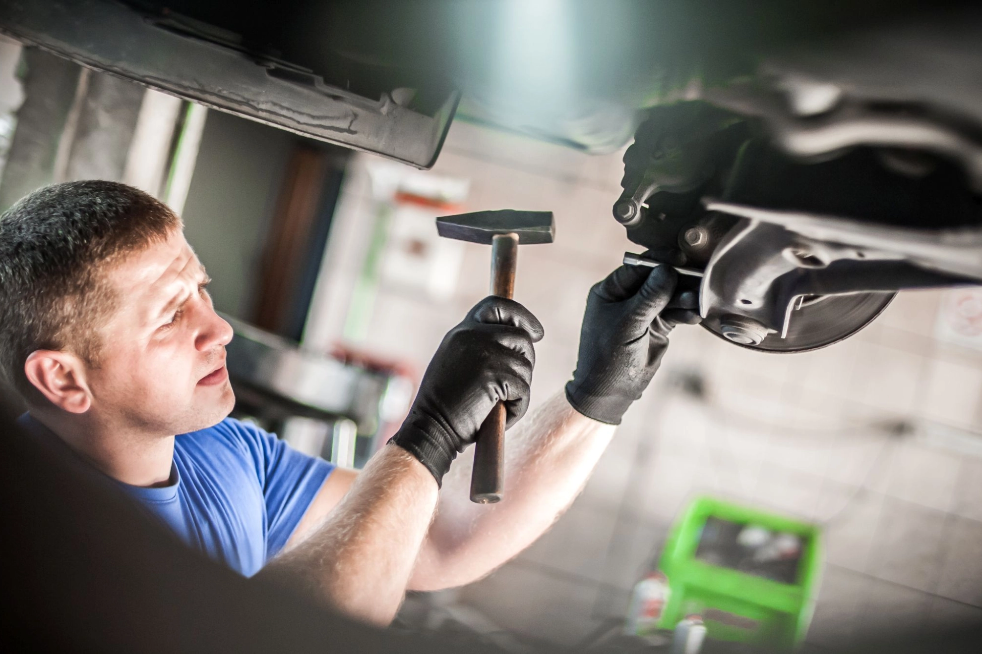 Kfz-Mechaniker bei der Arbeit an einem Auto