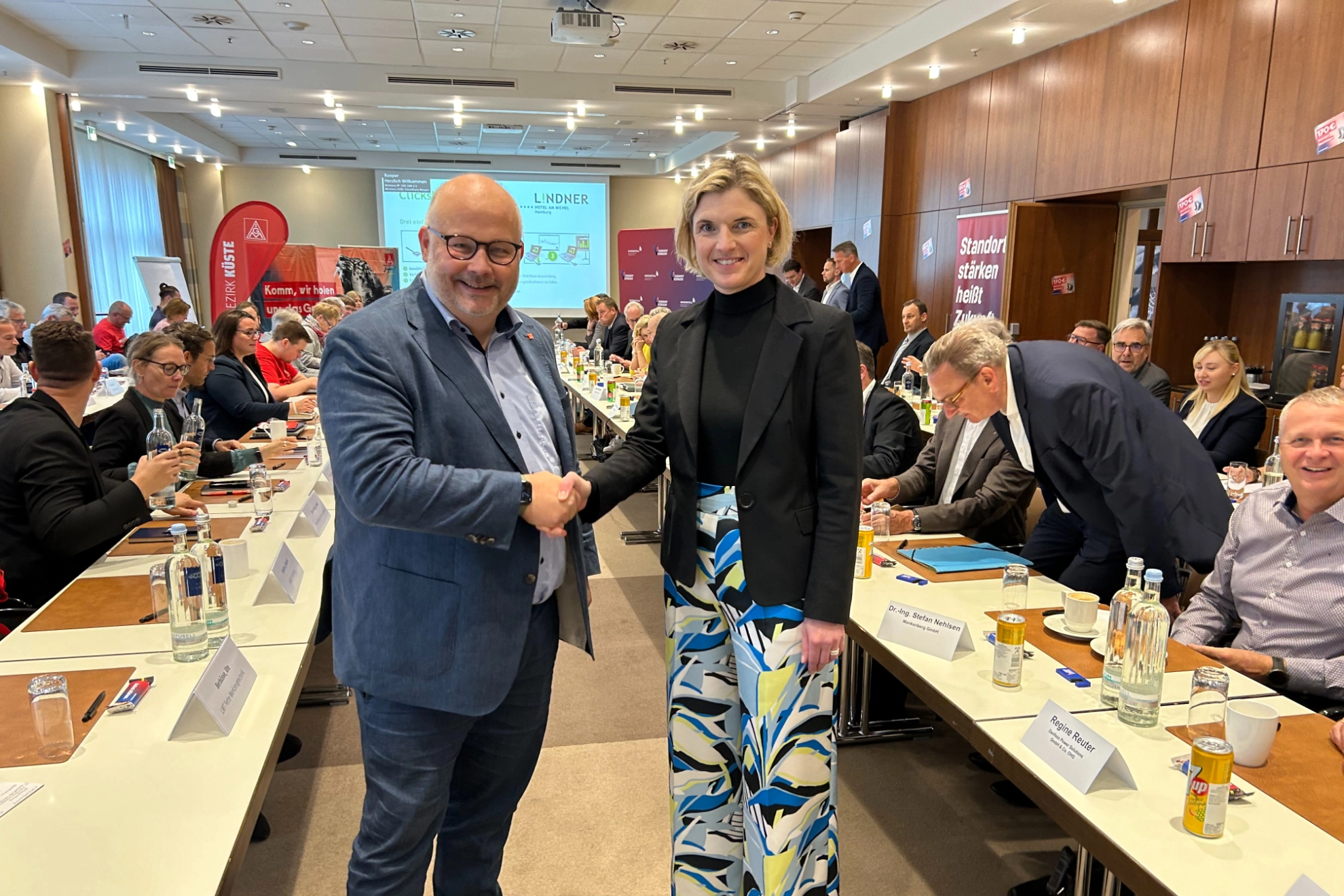 Erste Verhandlung Handshake