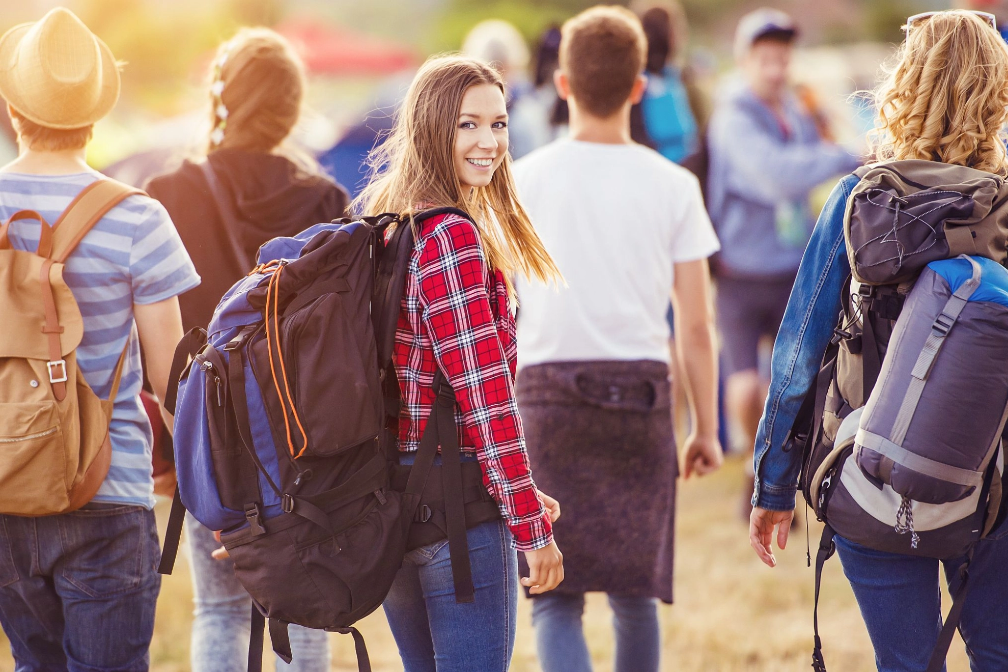 Junge Menschen mit Rucksack