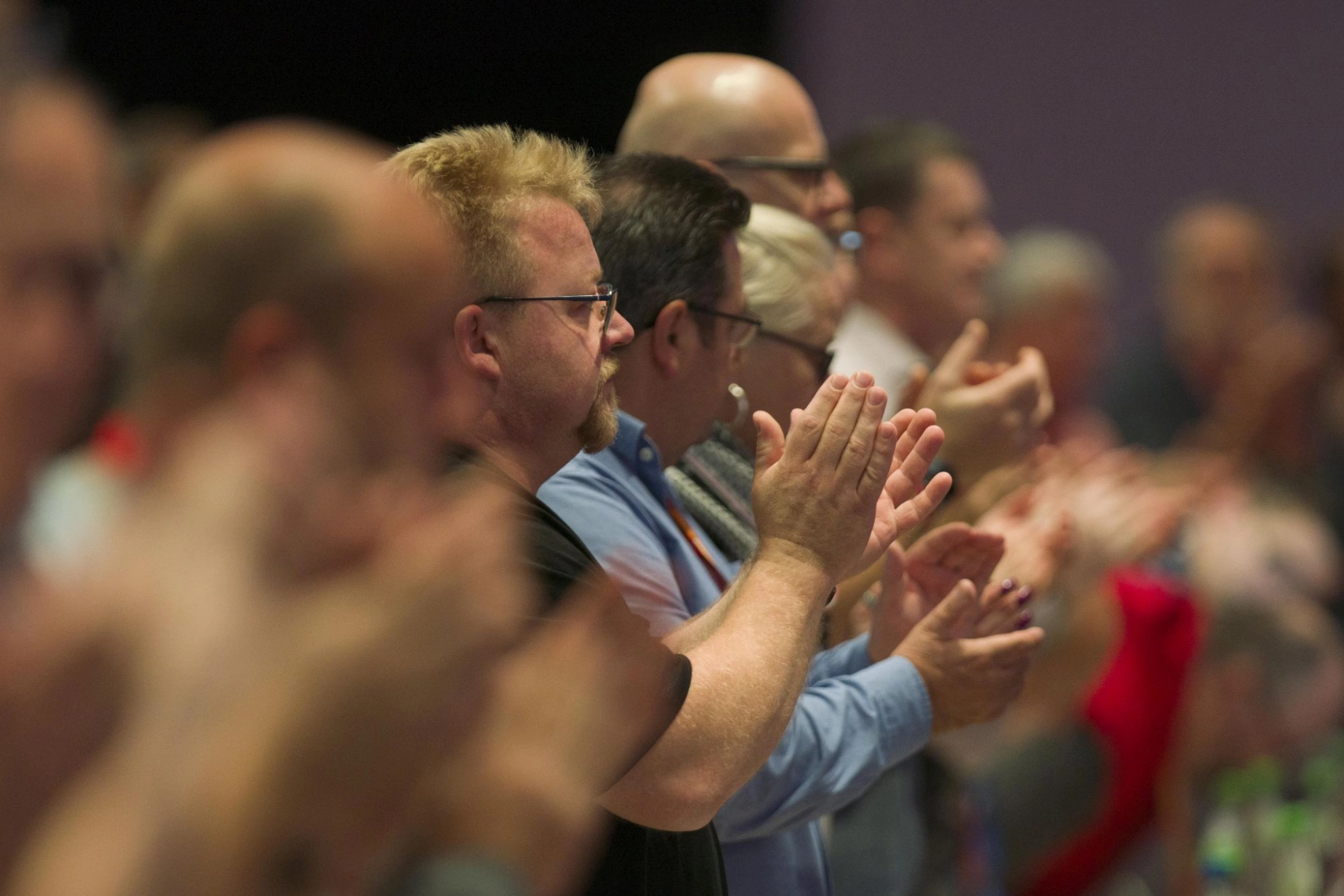Delegierte auf dem Gewerkschaftstag 2019 der IG Metall geben Standing Ovations