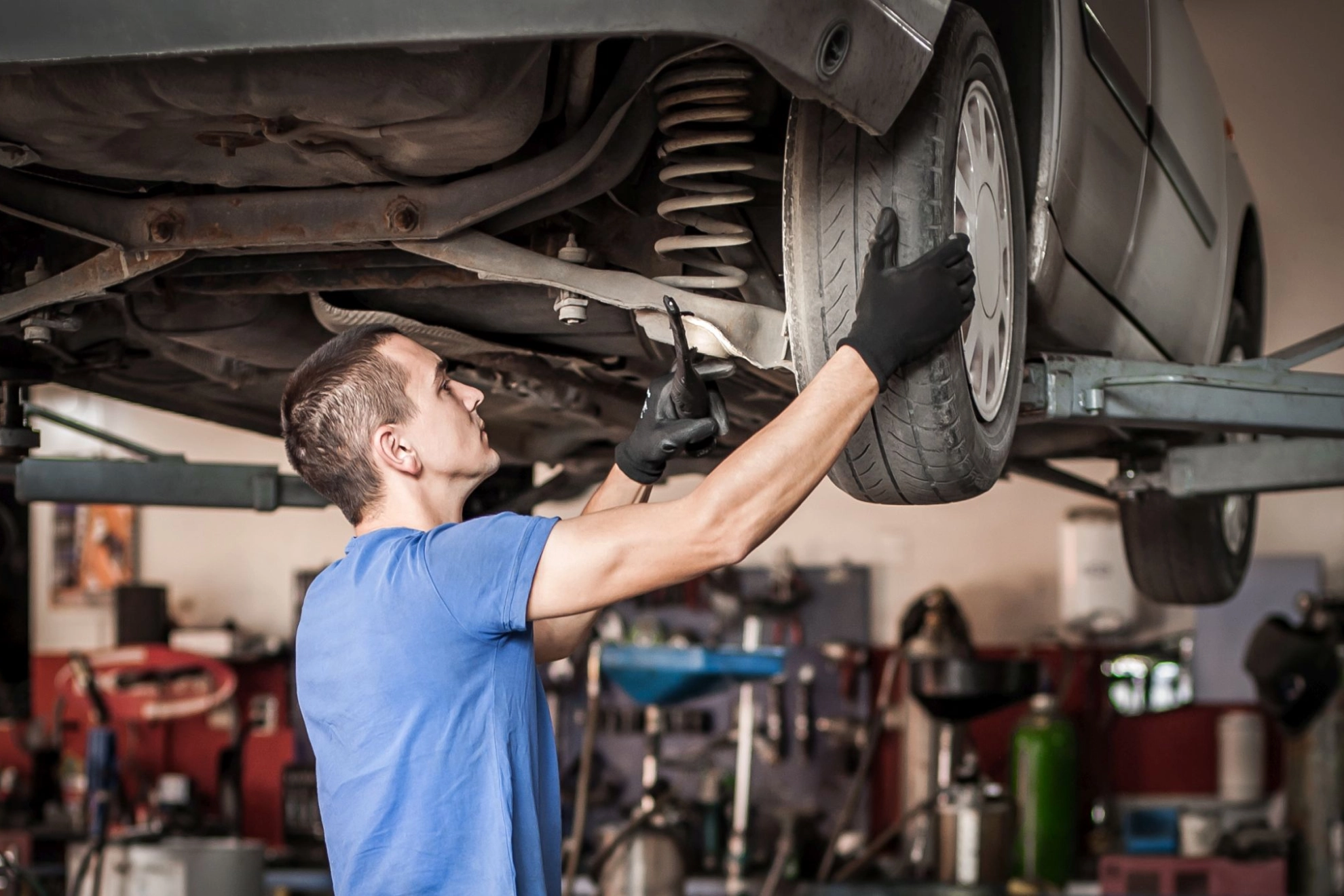 Kfz-Mechaniker bei der Arbeit an einem Auto