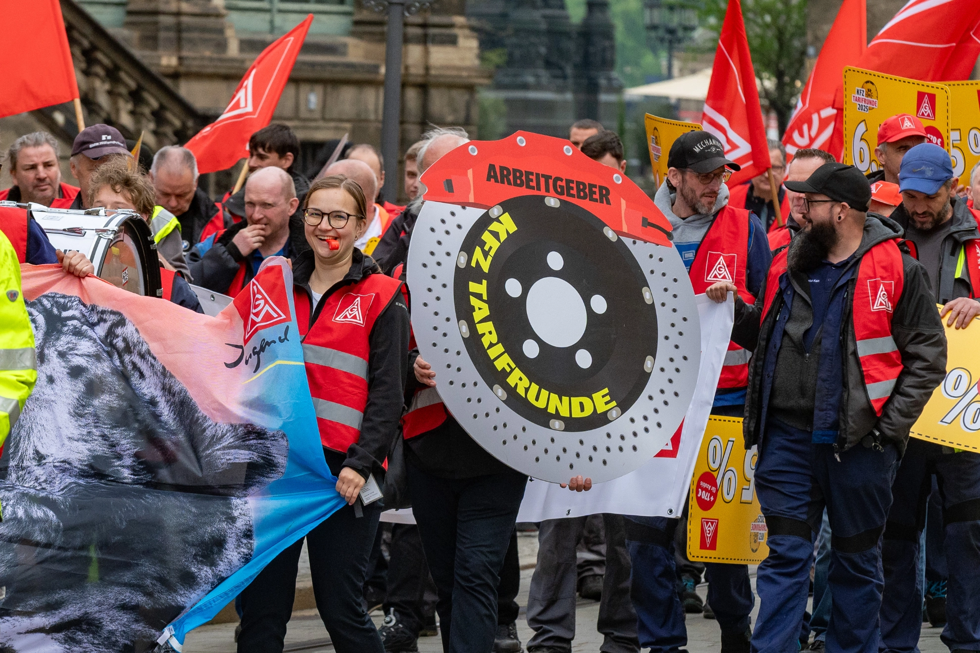 Warnstreik-Demo zur Kfz-Tarifrunde 2025 in Dresden