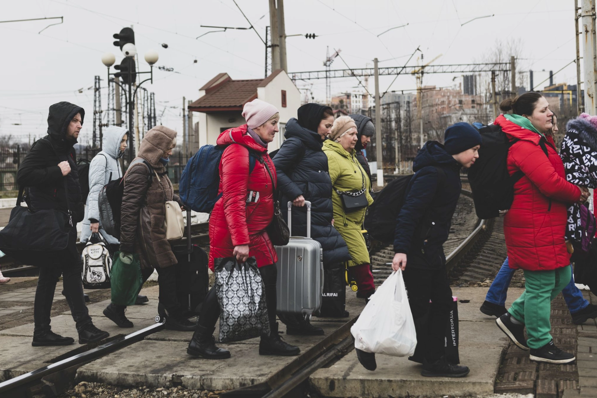 Flüchtende Ukrainerinnen und Ukrainer bei der Ankunft am Bahnhof in Lemberg