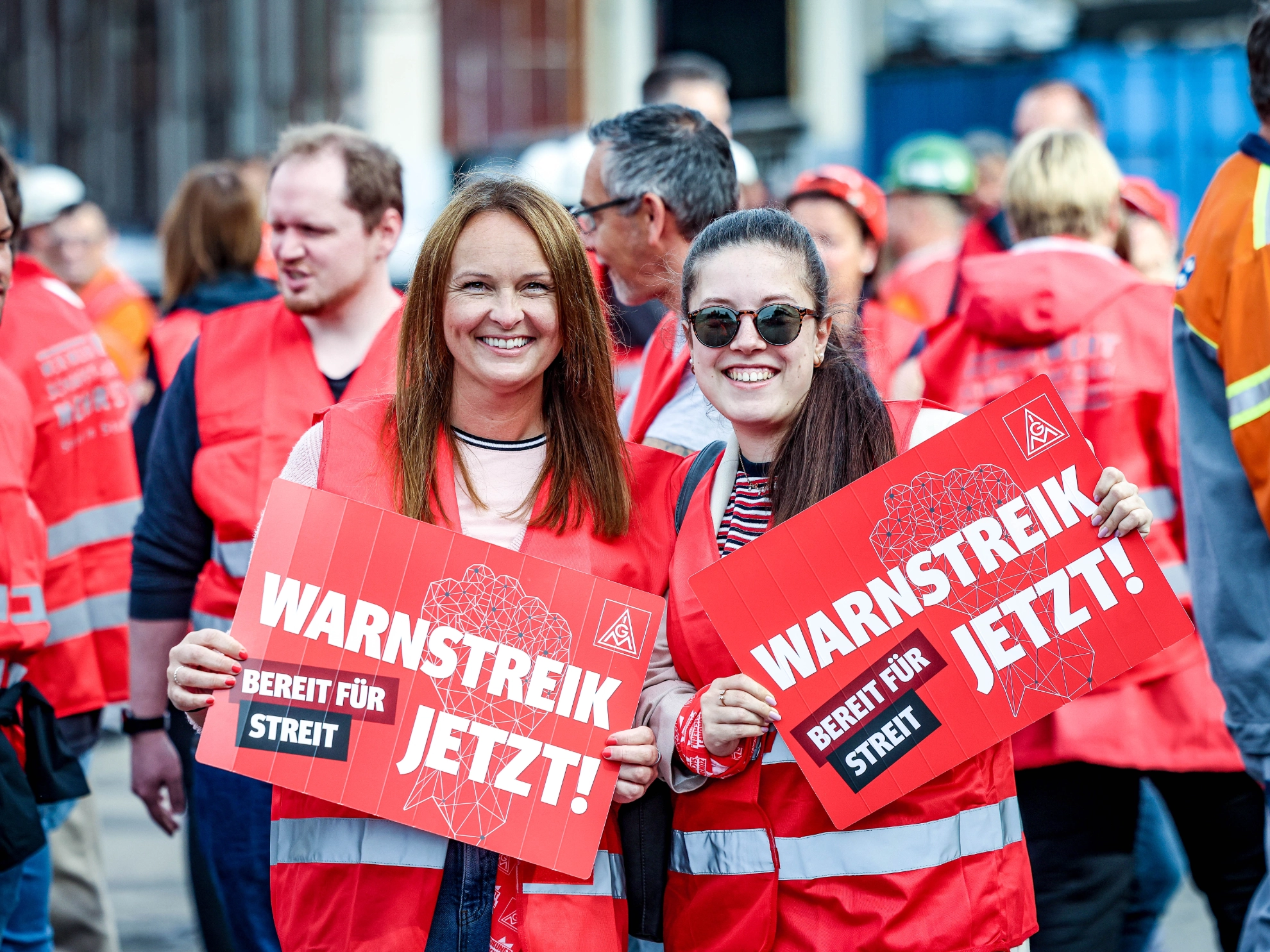 Warnstreik bei DEW in Witten: IG Metall setzt starkes Zeichen. Am 8. Juni 2022 versammelten sich etwa 900 Kolleginnen und Kollegen der Deutschen Edelstahlwerke (DEW) in Witten, um dem Warnstreikaufruf der IG Metall zu folgen. Ihr Ziel war es, ihrer Forderung nach 8,2% mehr Gehalt Nachdruck zu verleihen.