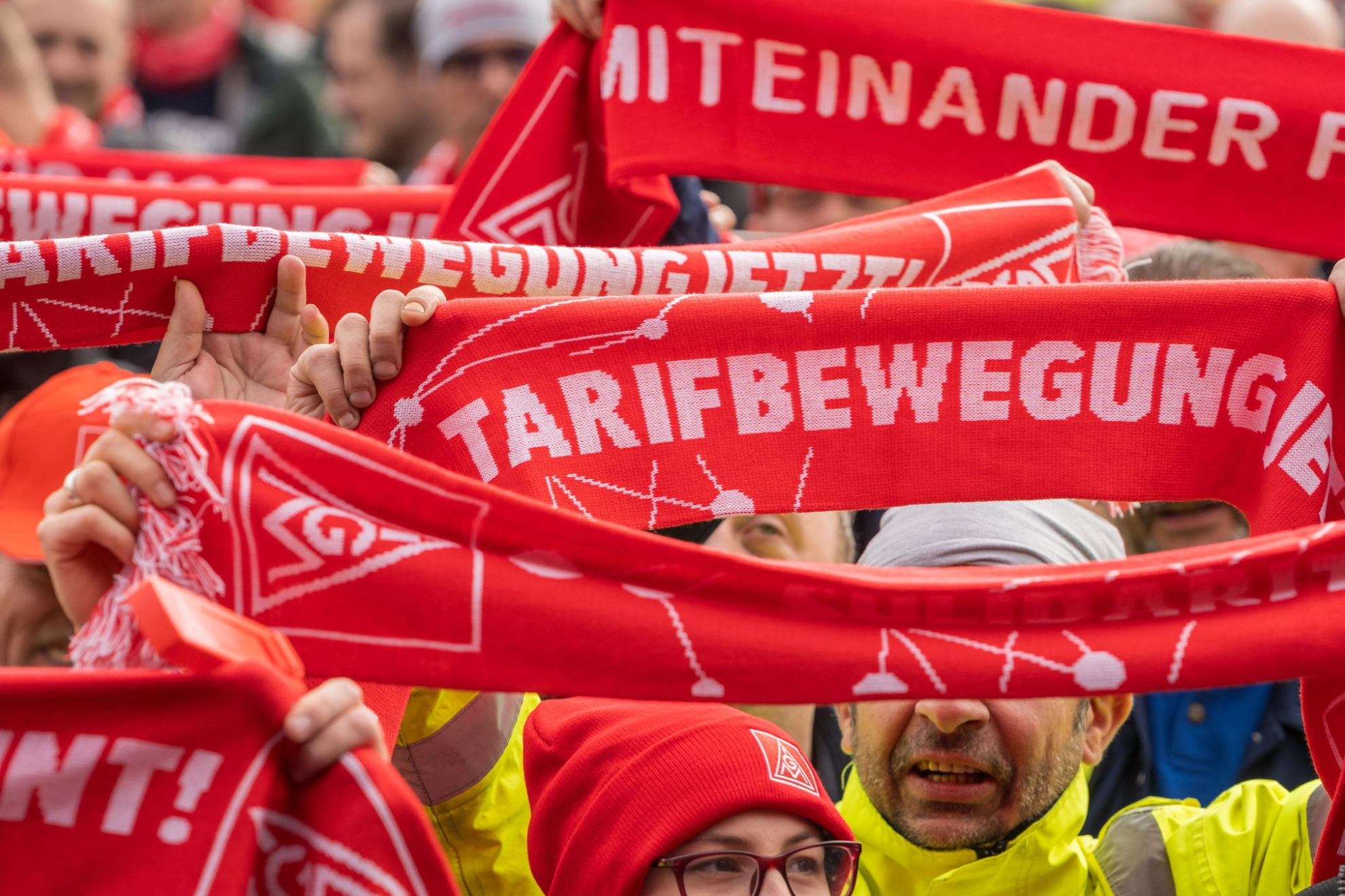 Beschäftigte machen zur Metall-Tarifrunde 2024 mit Warnstreik Druck für ihre Forderungen