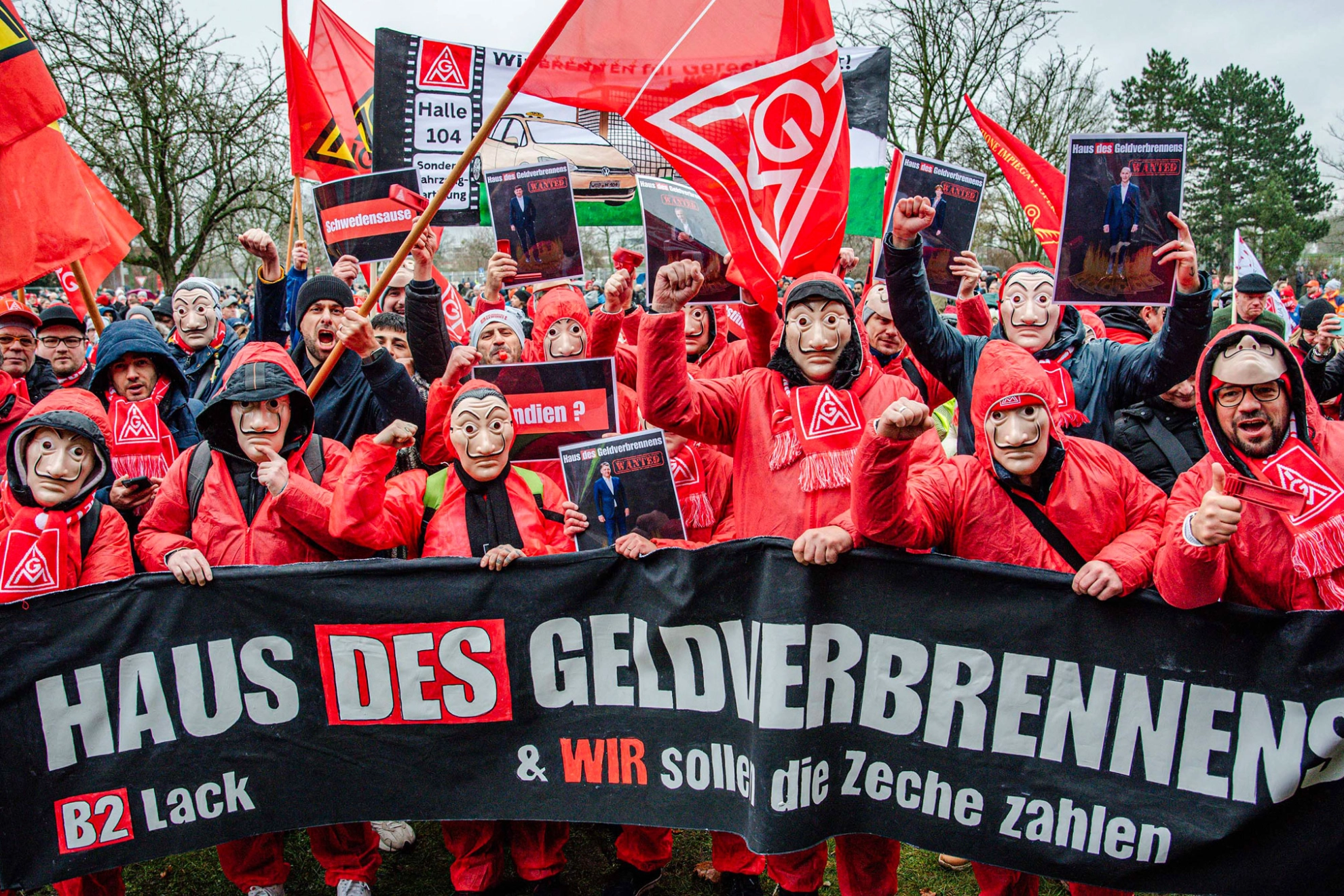 Beschäftigte von VW demonstrieren in Wolfsburg vor der 4. Tarifverhandlung 