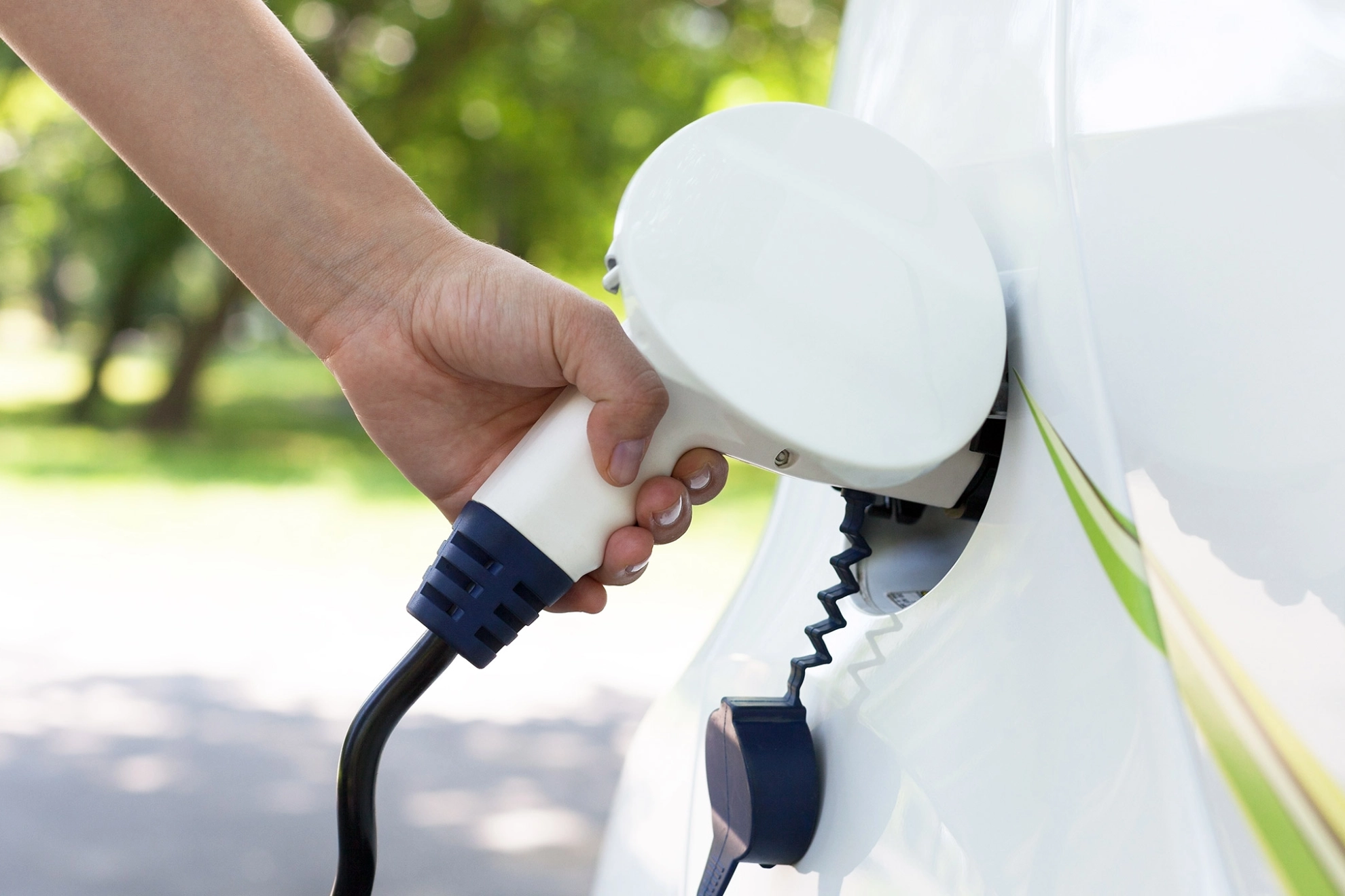 Ladestecker eines Elektroautos wird angeschloßen