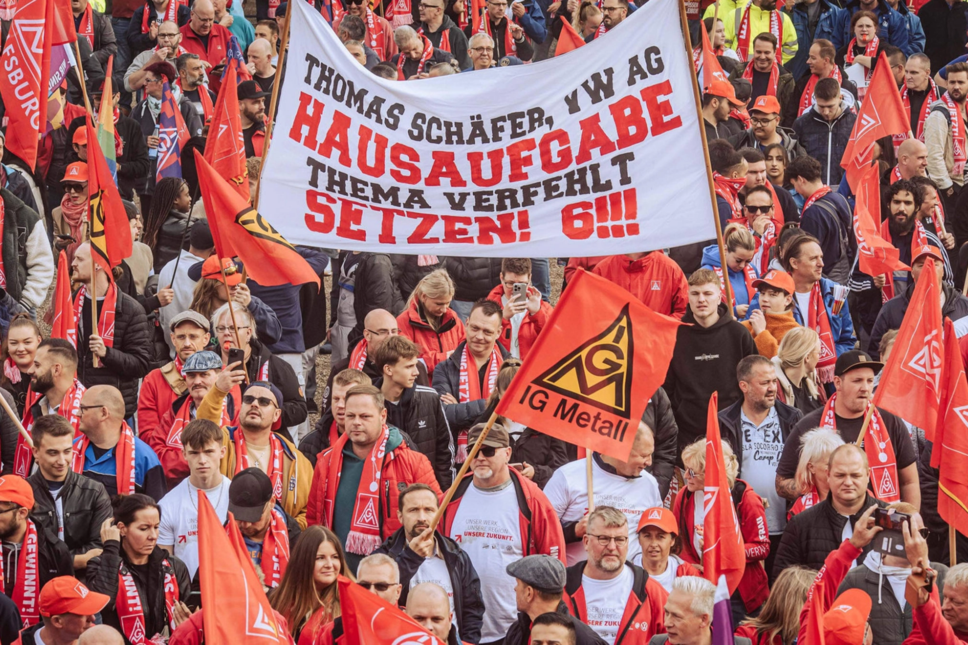 Beschäftigte von VW demonstrieren vor den Tarifverhandlungen