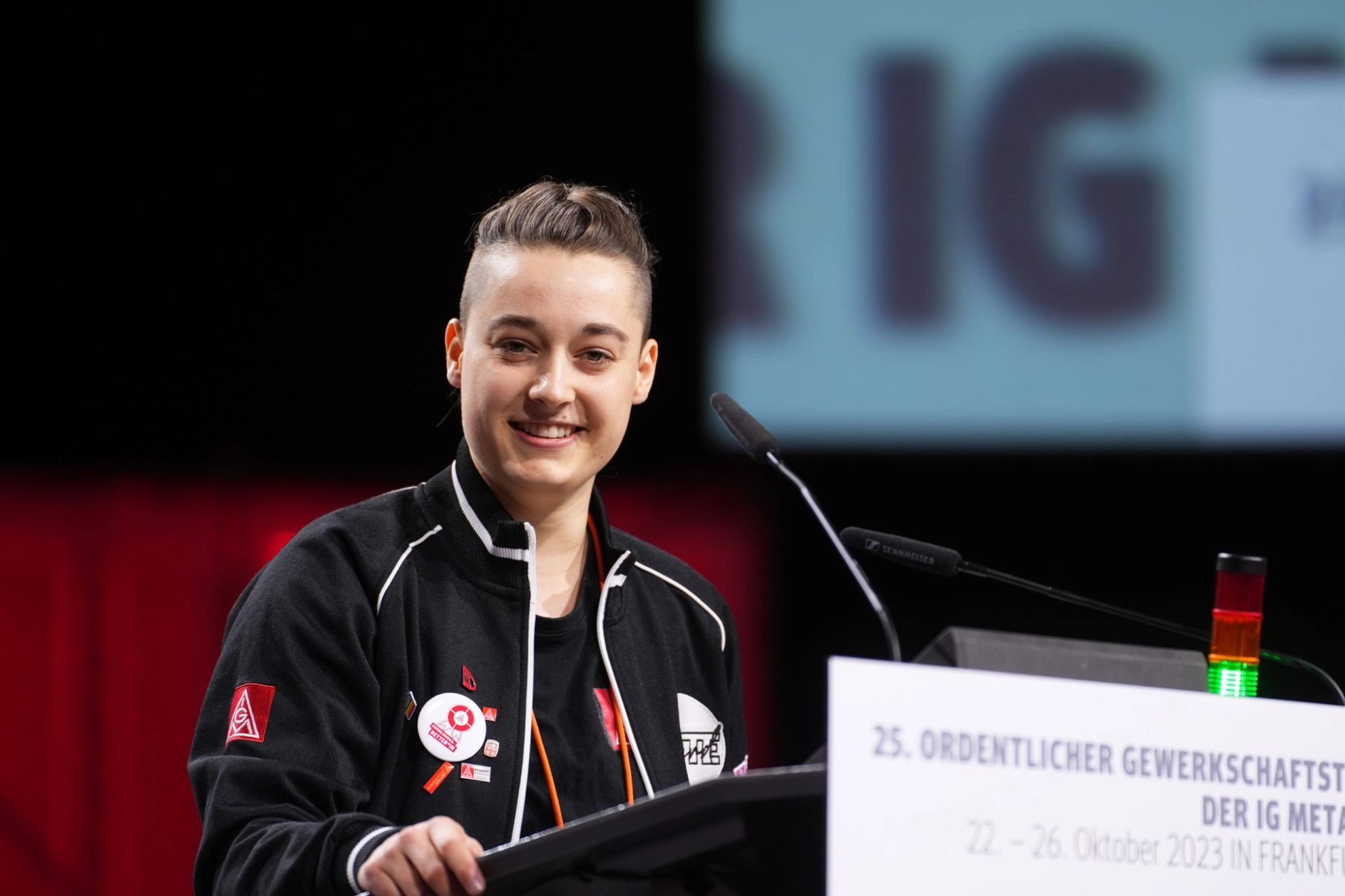 Junge Delegierte am Rednerpult beim Gewerkschaftstag in Frankfurt 