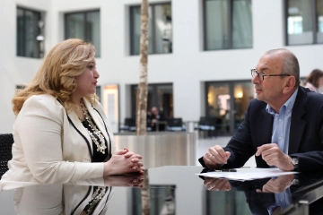 Eine Frau und ein Mann in einer Gesprächssituation im IG Metall Gebäude