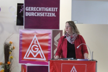 Über tausend Frauen feiern den Internationalen Frauentag