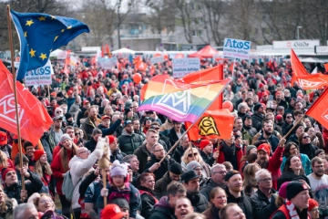 Rund 9.000 Gewerkschafterinnen und Gewerkschafter zeigen in Hannover Flagge