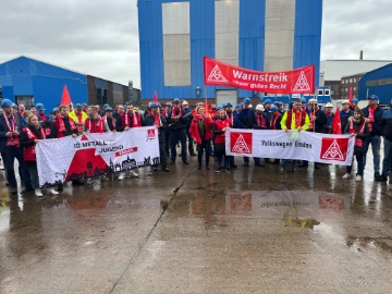 Warnstreik: Beschäftigte der Metall- und Elektroindustrie legen die Arbeit nieder.