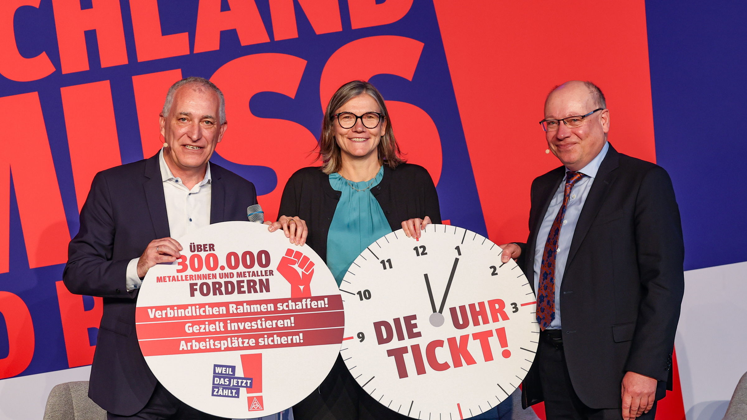 Über 300.000 Metallerinnen und Metaller fordern die Bundesregierung auf, den Abbau der Industrie zu stoppen und mit gezielten Investitionen und angepassten Rahmenbedingungen Arbeitsplätze und den Standort zu sichern. Wie das geht, zeigt eine Petition der IG Metall.