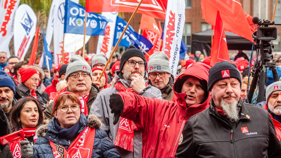 VW-Beschäftigte demonstrieren vor der 4. Tarifverhandlung in Wolfsburg 